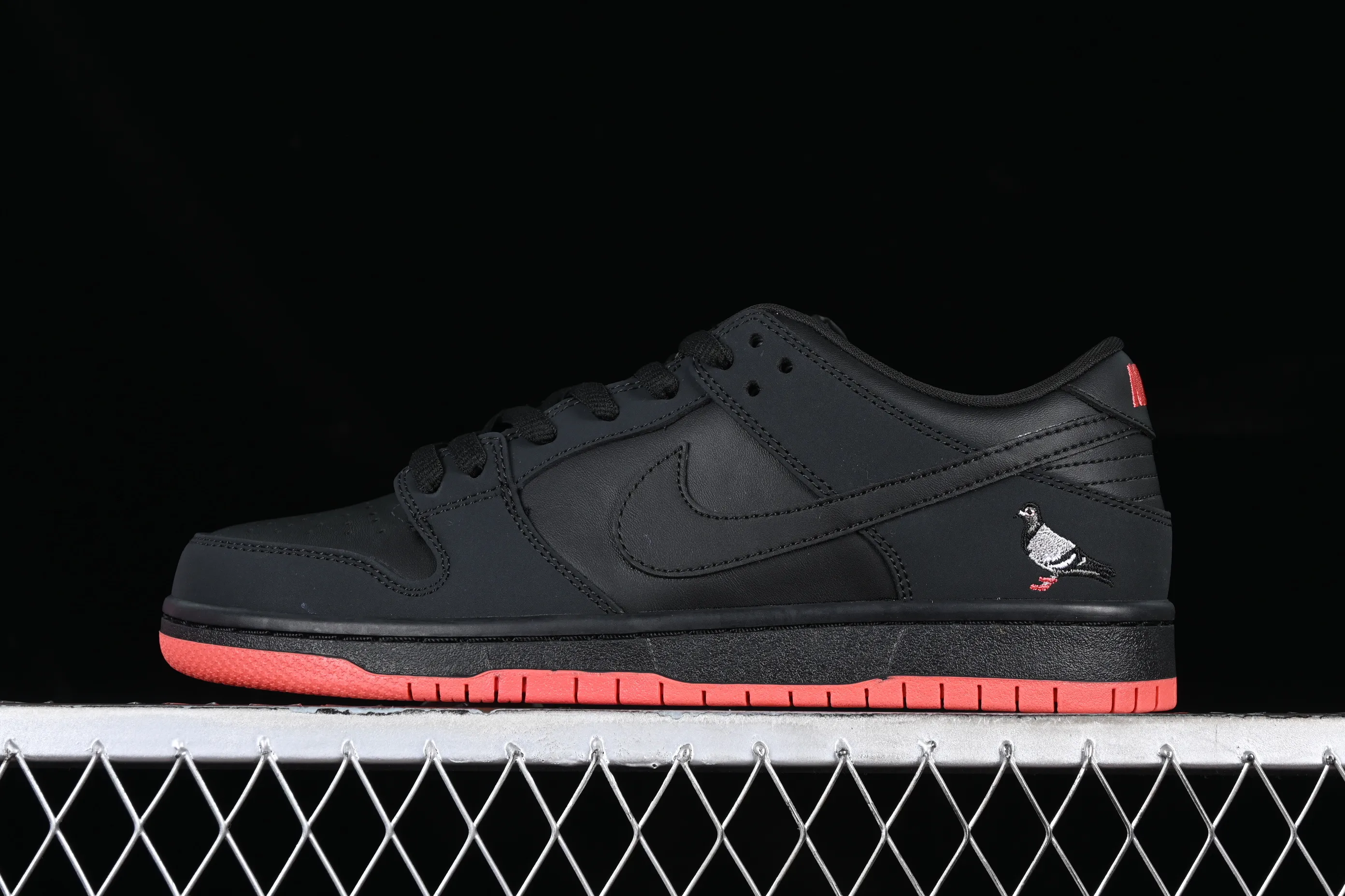 All categories Nk SB Dunk Series Nk SB Dunk Low Low-top sneakers K version Black Pigeon x Nk SB Dunk low Trd QS Black Pigeon Retro low-top versatile casual sports skateboard shoes 883232-008